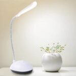 Lampe de bureau LED blanche pratique et pliante Lampe de bureau LED Blanche Pratique et Pliante allumée sur un bureau