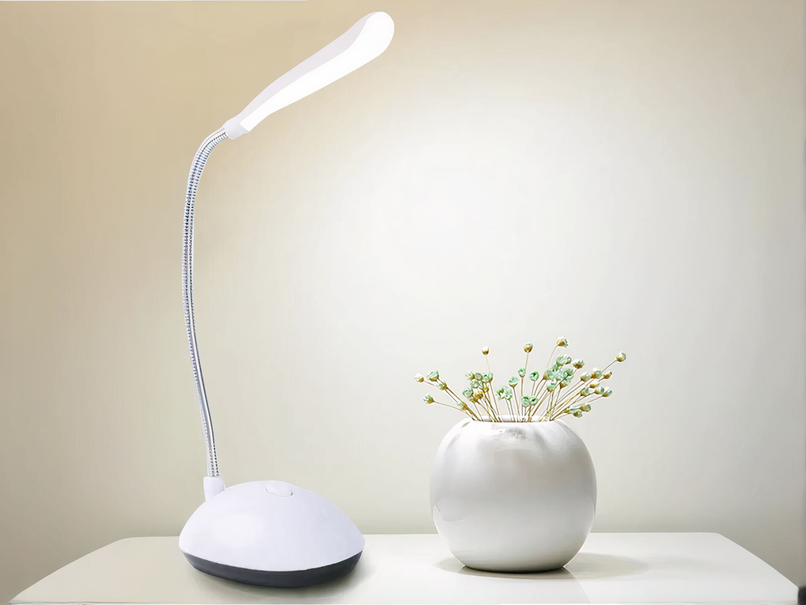 Lampe de bureau LED Blanche Pratique et Pliante allumée sur un bureau