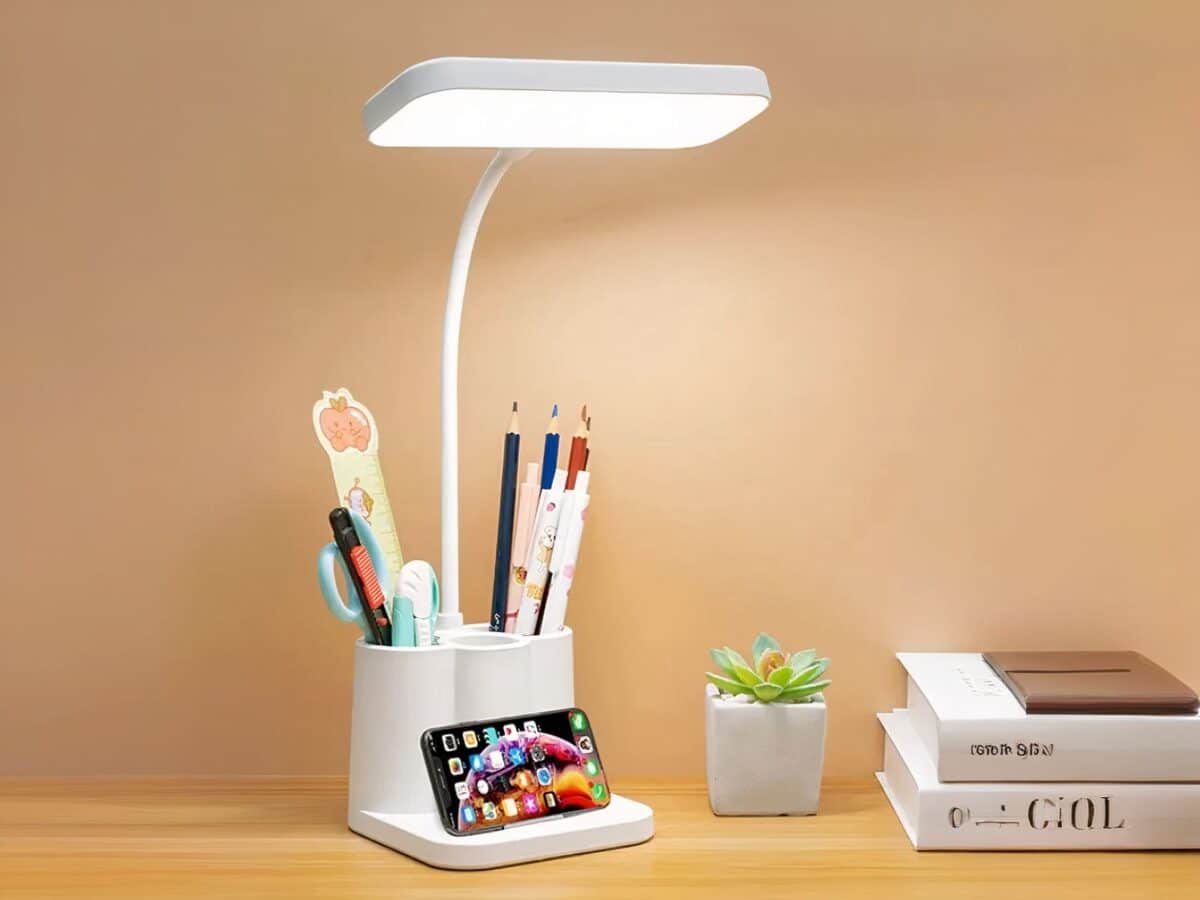Lampe de bureau LED innovante et multifonction Lampe de bureau LED innovante et multifonction allumée sur un bureau