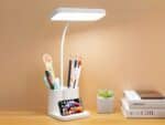 Lampe de bureau LED innovante et multifonction allumée sur un bureau