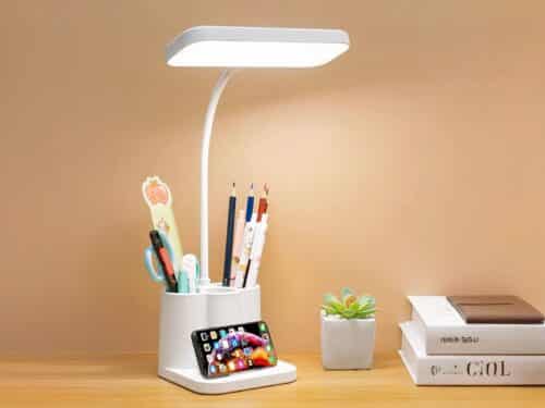 Lampe de bureau LED innovante et multifonction allumée sur un bureau