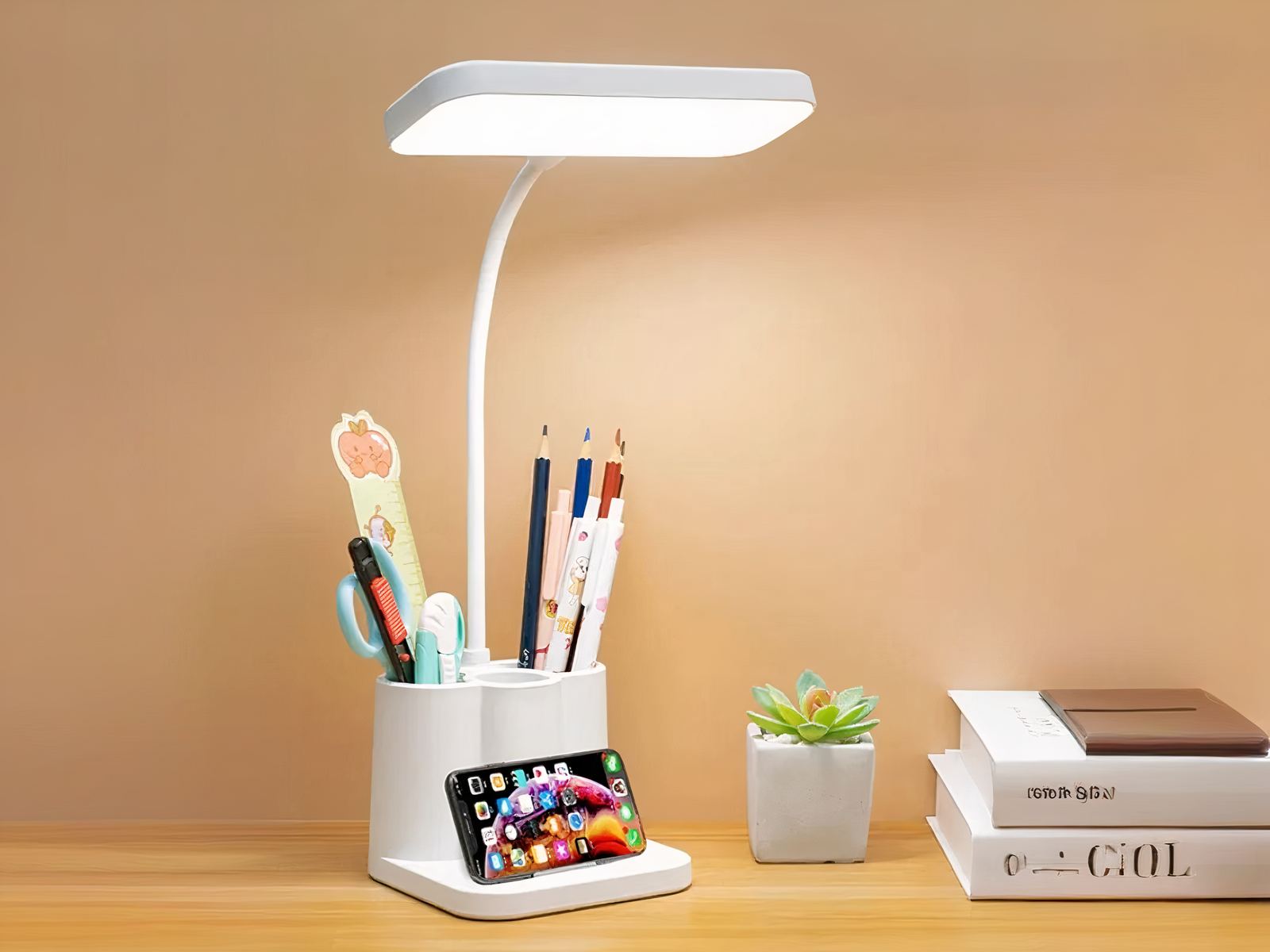 Lampe de bureau LED innovante et multifonction allumée sur un bureau