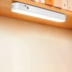 Lampe de bureau LED magnétique rechargeable Lampe de bureau LED magnétique rechargeable blanche allumée et accrochée dans un bureau