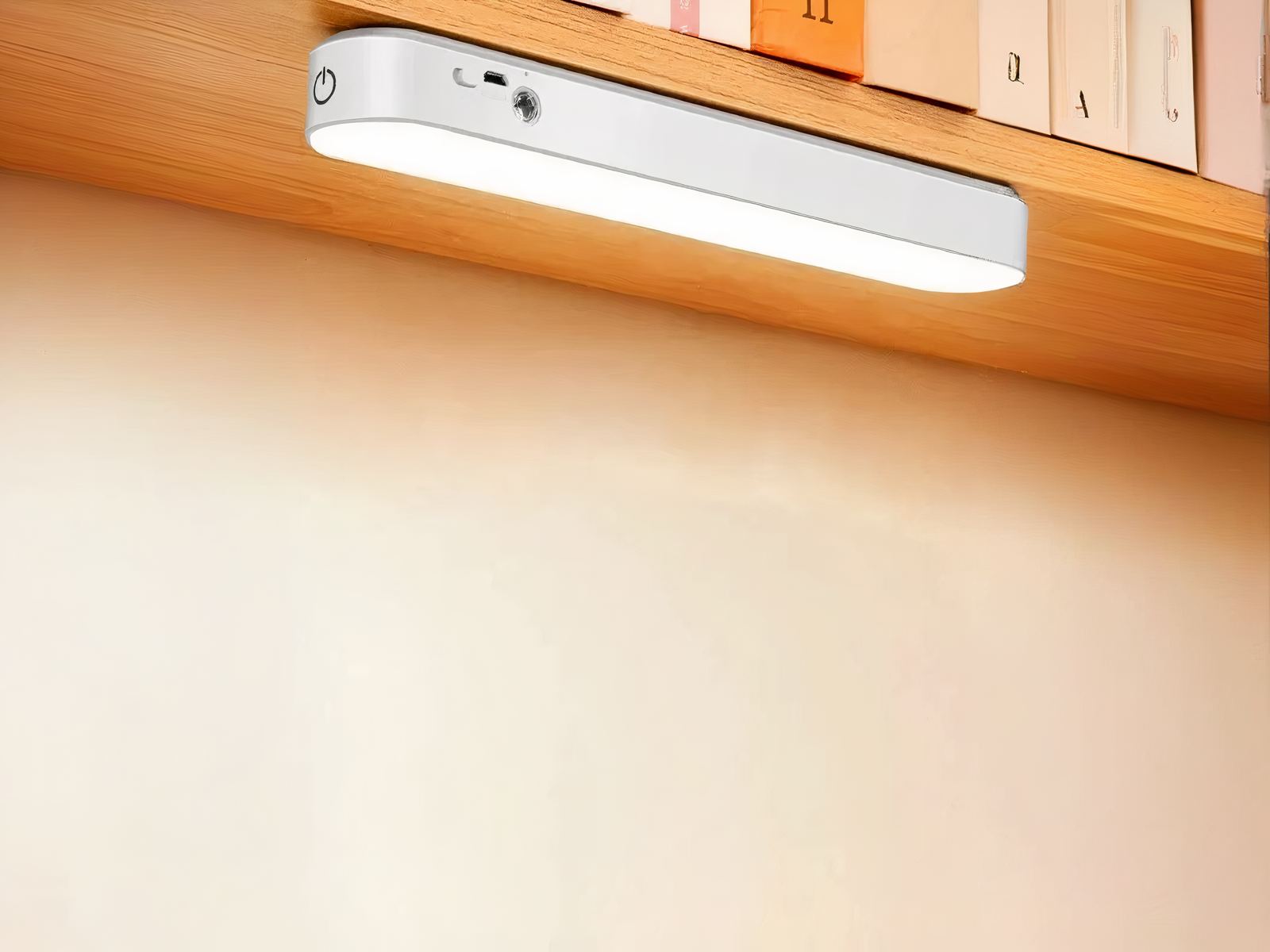 Lampe de bureau LED magnétique rechargeable blanche allumée et accrochée dans un bureau