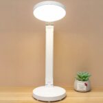Lampe de bureau LED pliante et créative Lampe de bureau LED pliante et créative posée sur un bureau et allumée