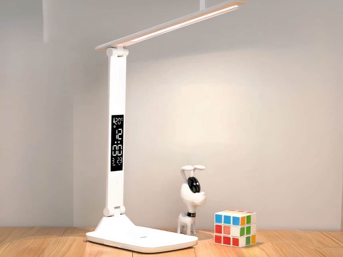 Lampe de bureau LED pliante et tactile allumée sur un bureau