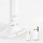 Lampe de bureau LED pliante et tactile Lampe de bureau LED pliante et tactile allumée sur un bureau