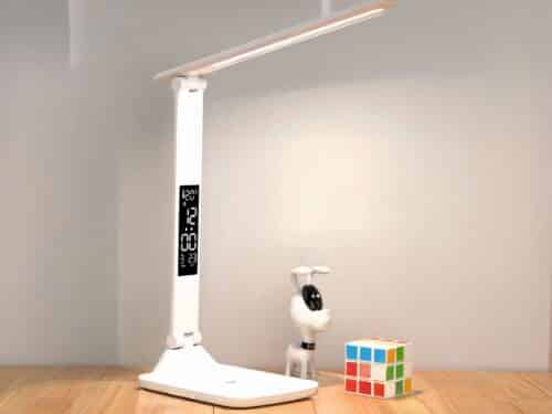 Lampe de bureau LED pliante et tactile allumée sur un bureau