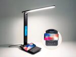 Lampe de bureau LED polyvalente et multifonction posée et allumée sur une table