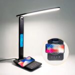 Lampe de bureau LED polyvalente et multifonction posée et allumée sur une table