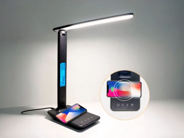 Lampe de bureau LED polyvalente et multifonction posée et allumée sur une table