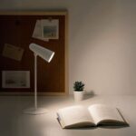 Lampe de bureau LED portative et polyvalente Lampe de bureau LED portative et polyvalente qui éclaire un livre sur un bureau