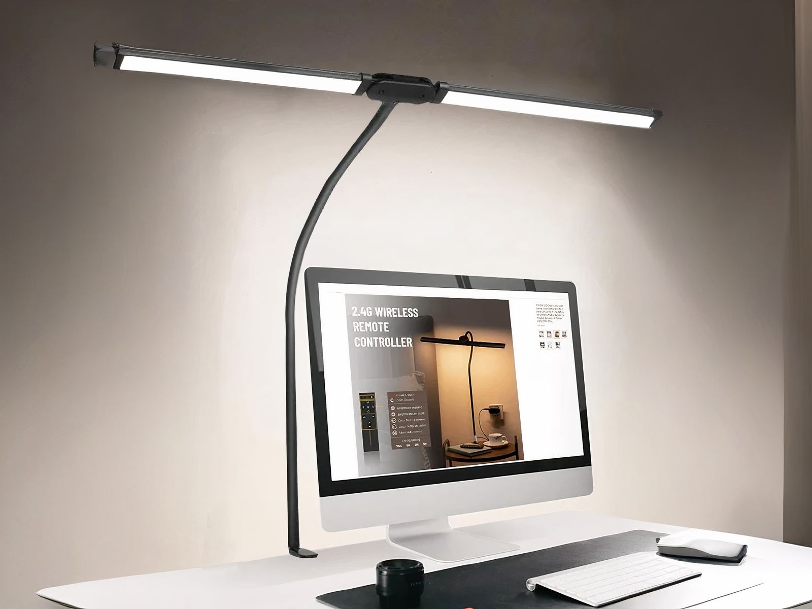 Lampe de bureau LED pratique à double tête installée et allumée à un bureau au dessus d'un écran