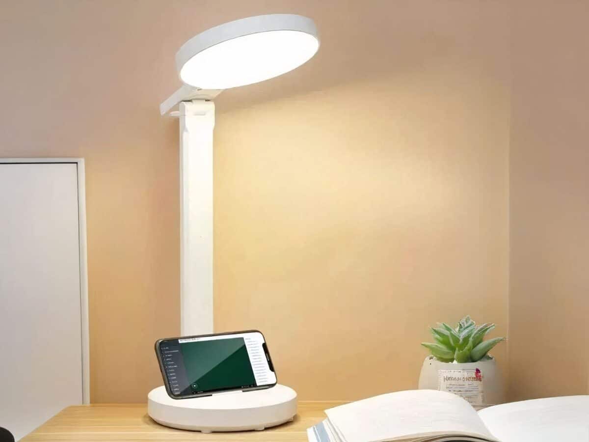 Lampe de bureau LED pratique et ergonomique allumée sur un bureau