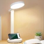 Lampe de bureau LED pratique et ergonomique Lampe de bureau LED pratique et ergonomique allumée sur un bureau