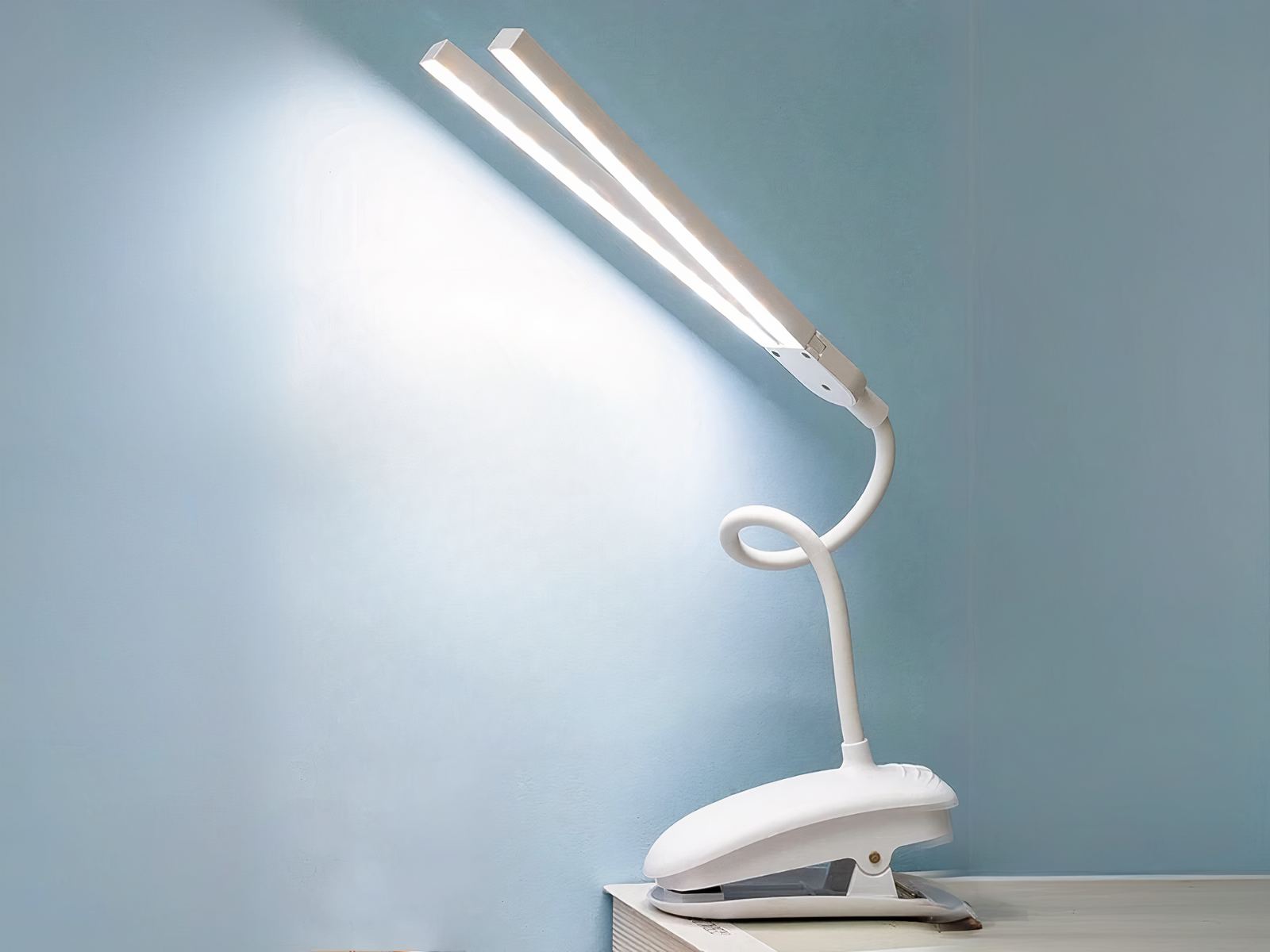 Lampe de bureau LED tactile à double tête allumée