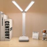 Lampe de bureau LED tactile à intensité réglable Lampe de bureau LED Tactile à Intensité Réglable allumée sur un bureau avec des livres à coté