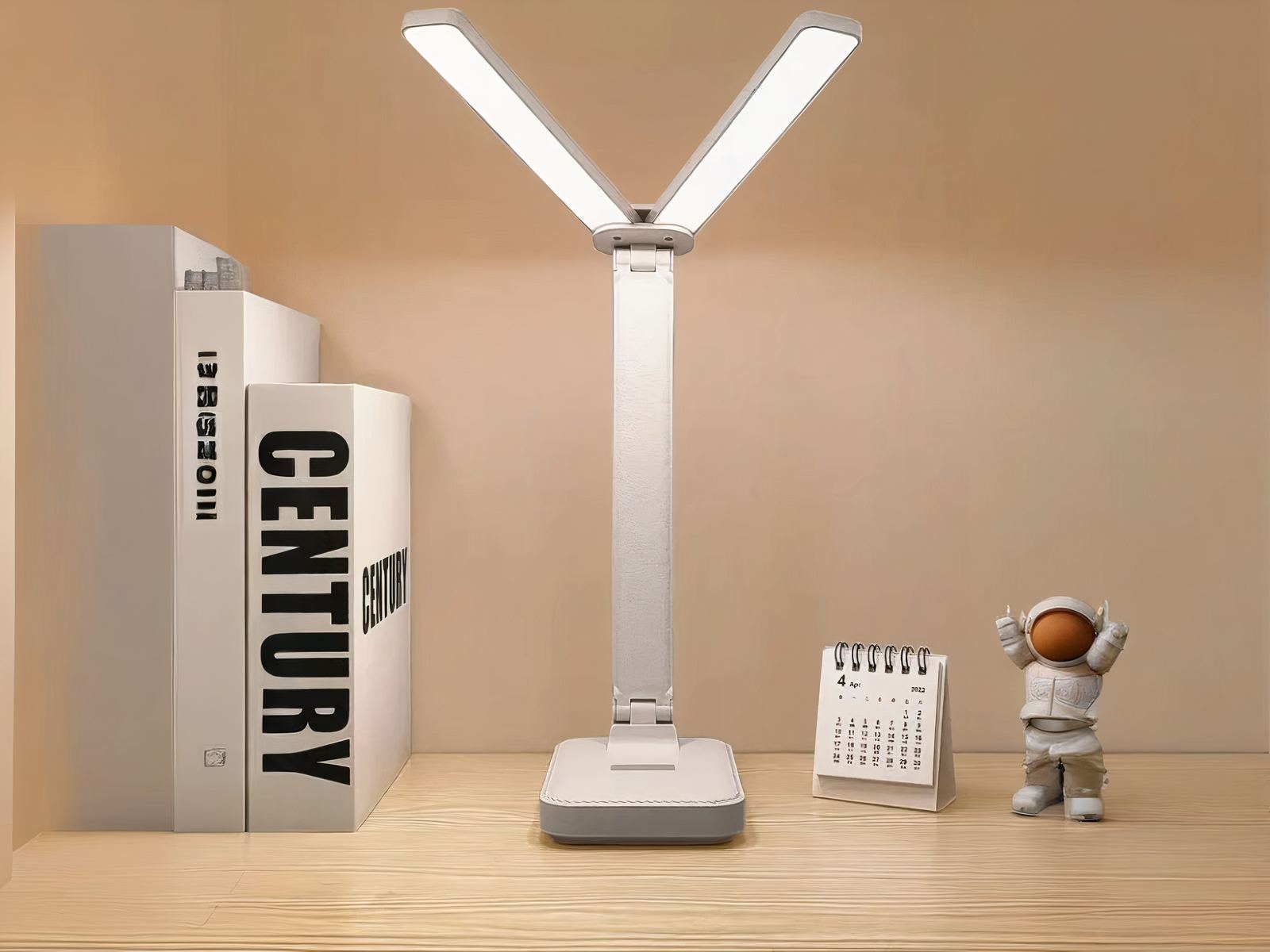 Lampe de bureau LED Tactile à Intensité Réglable allumée sur un bureau avec des livres à coté