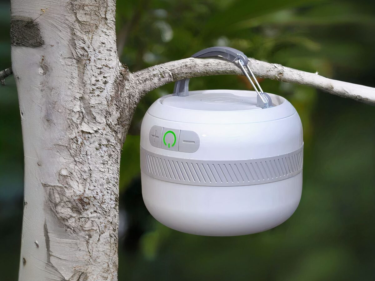 Lampe de camping LED avec lumière variable et poignée Lampe de camping LED avec lumière variable et poignée suspendue à la branche d'un arbre