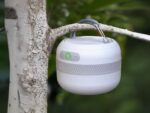 Lampe de camping LED avec lumière variable et poignée suspendue à la branche d'un arbre