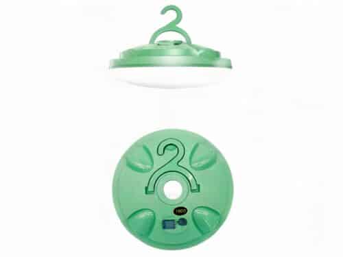 Lampe de camping LED légère et aimantée sur fond blanc