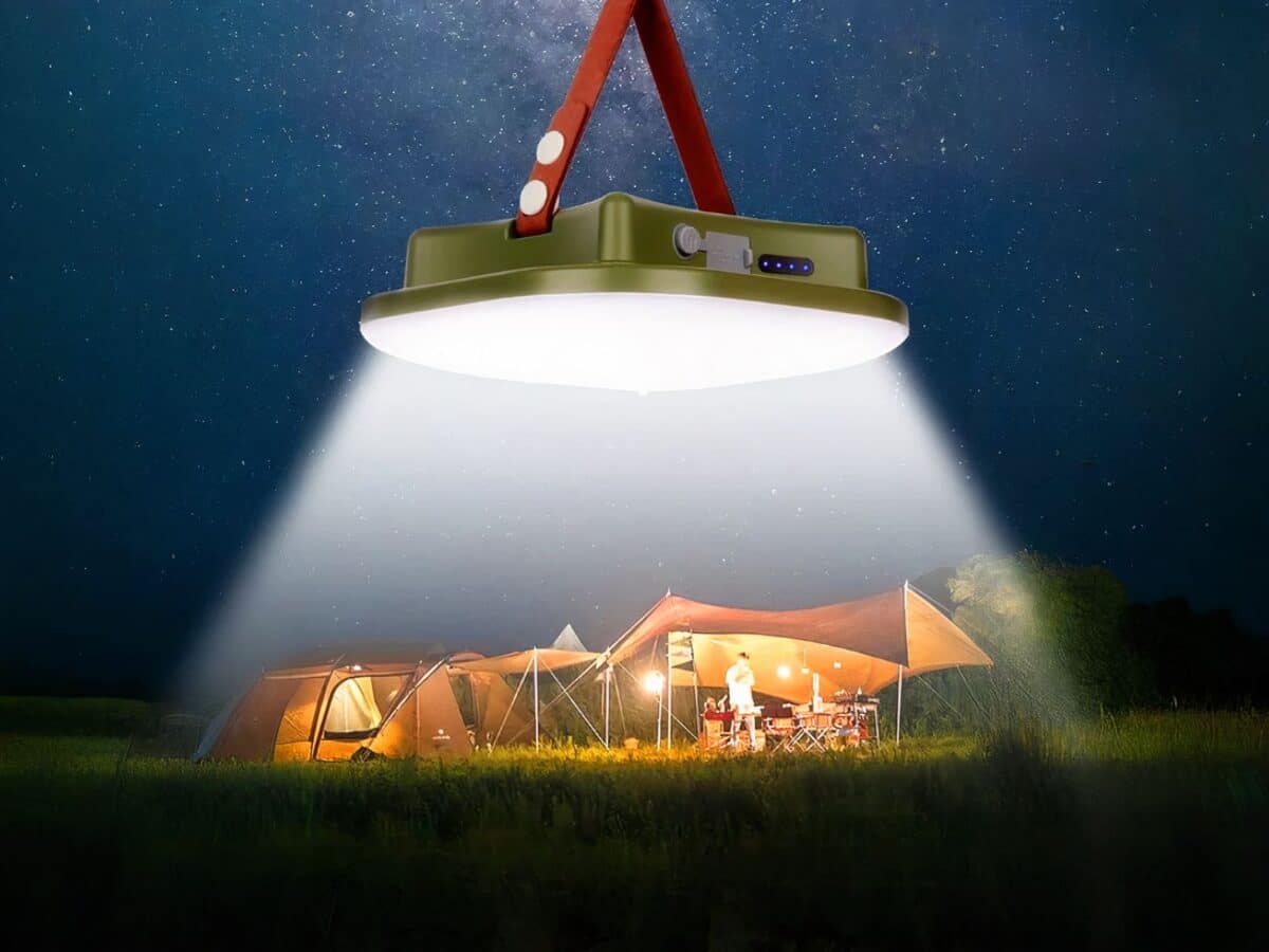 Lampe de camping LED rechargeable et aimantée Lampe de camping LED rechargeable et aimantée suspendue au-dessus d'une toile de tente