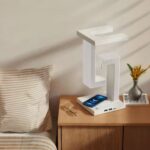 Lampe de chevet LED design et décorative blanche Lampe de chevet LED design et décorative blanche, sur une table de chevet à côté d'un lit.