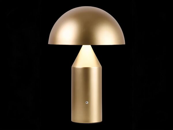 Lampe de chevet LED dorée en forme de champignon design, sur un fond noir.