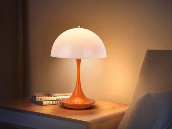 Lampe de chevet LED en forme de champignon orange, sur une table de chevet.