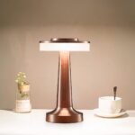 Lampe de chevet LED en forme de champignon rechargeable Lampe de chevet LED en forme de champignon rechargeable, de couleur rose sur une table.
