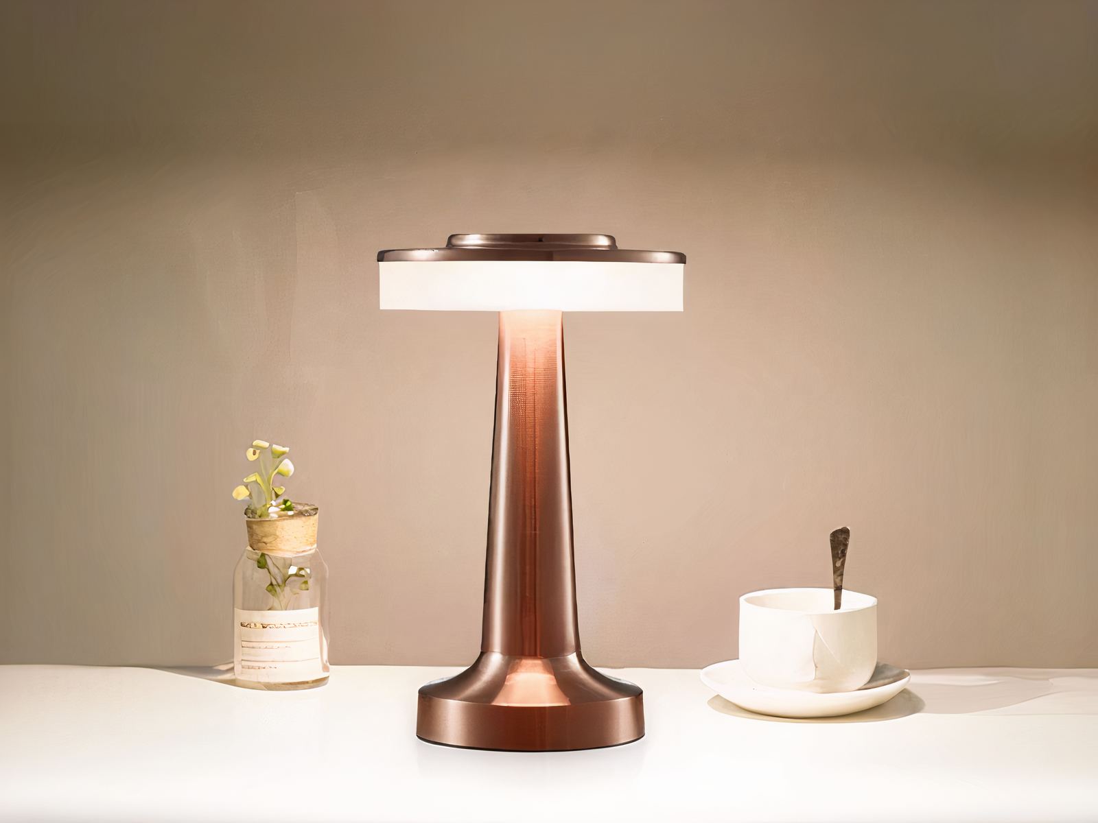 Lampe de chevet LED en forme de champignon rechargeable, de couleur rose sur une table.