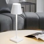 Lampe de chevet LED rechargeable et blanche avec abat jour Lampe de chevet LED rechargeable et blanche avec abat jour, sur une table.