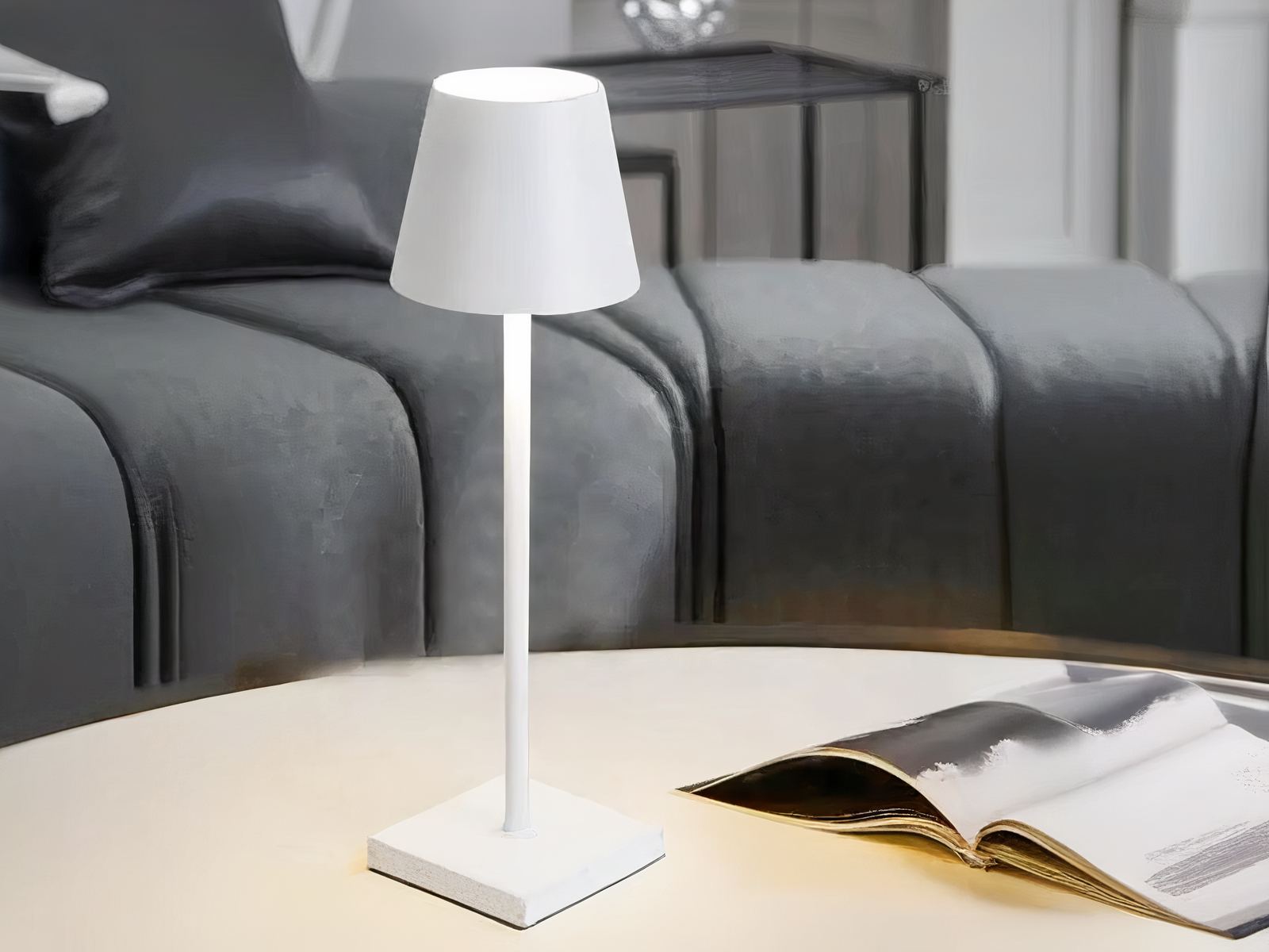 Lampe de chevet LED rechargeable et blanche avec abat jour, sur une table.