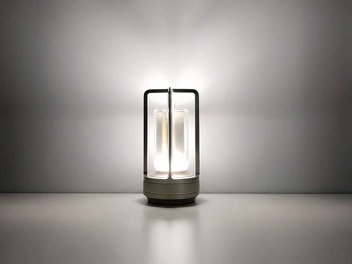 Lampe de chevet LED style lanterne en aluminium argenté Lampe de chevet LED style lanterne en aluminium argenté, sur un fond gris.