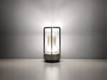 Lampe de chevet LED style lanterne en aluminium argenté, sur un fond gris.