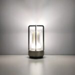 Lampe de chevet LED style lanterne en aluminium argenté Lampe de chevet LED style lanterne en aluminium argenté, sur un fond gris.