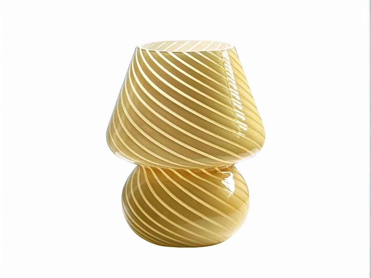 Lampe de chevet LED vintage en verre jaune Lampe de chevet LED vintage en verre jaune à rayures, sur un fond blanc.