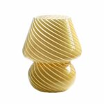 Lampe de chevet LED vintage en verre jaune Lampe de chevet LED vintage en verre jaune à rayures, sur un fond blanc.