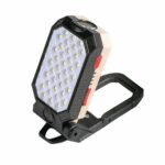 Lampe de travail LED multifonction aimantée et rechargeable Lampe de travail LED multifonction sur fond blanc.