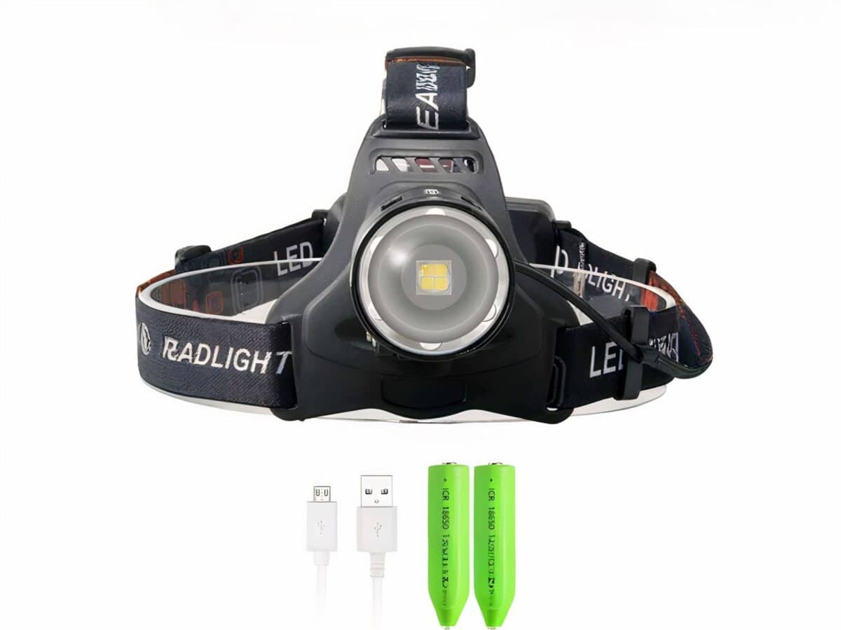 Lampe frontale LED avec faisceau lumineux réglable sur fond blanc avec un câble USB et deux piles rechargeables