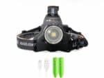Lampe frontale LED avec faisceau lumineux réglable sur fond blanc avec un câble USB et deux piles rechargeables