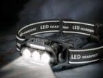 Lampe frontale LED moderne et tendance sous la pluie, de nuit