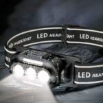 Lampe frontale LED moderne et tendance Lampe frontale LED moderne et tendance sous la pluie, de nuit