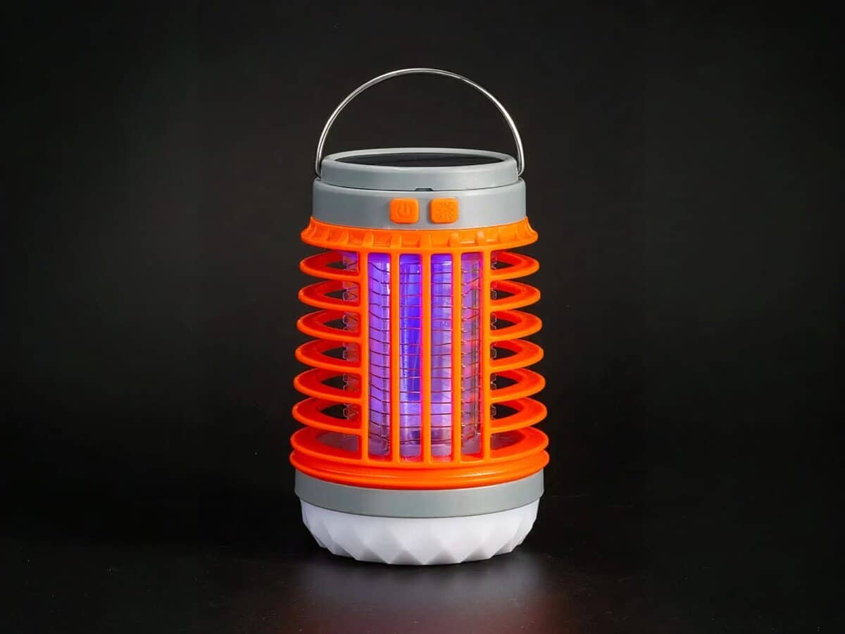 Lampe LED antimoustique étanche avec poignée intégrée orange sur fond noir
