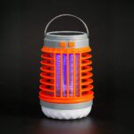 Lampe LED antimoustique étanche avec poignée intégrée Lampe LED antimoustique étanche avec poignée intégrée orange sur fond noir