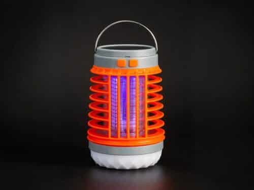 Lampe LED antimoustique étanche avec poignée intégrée orange sur fond noir