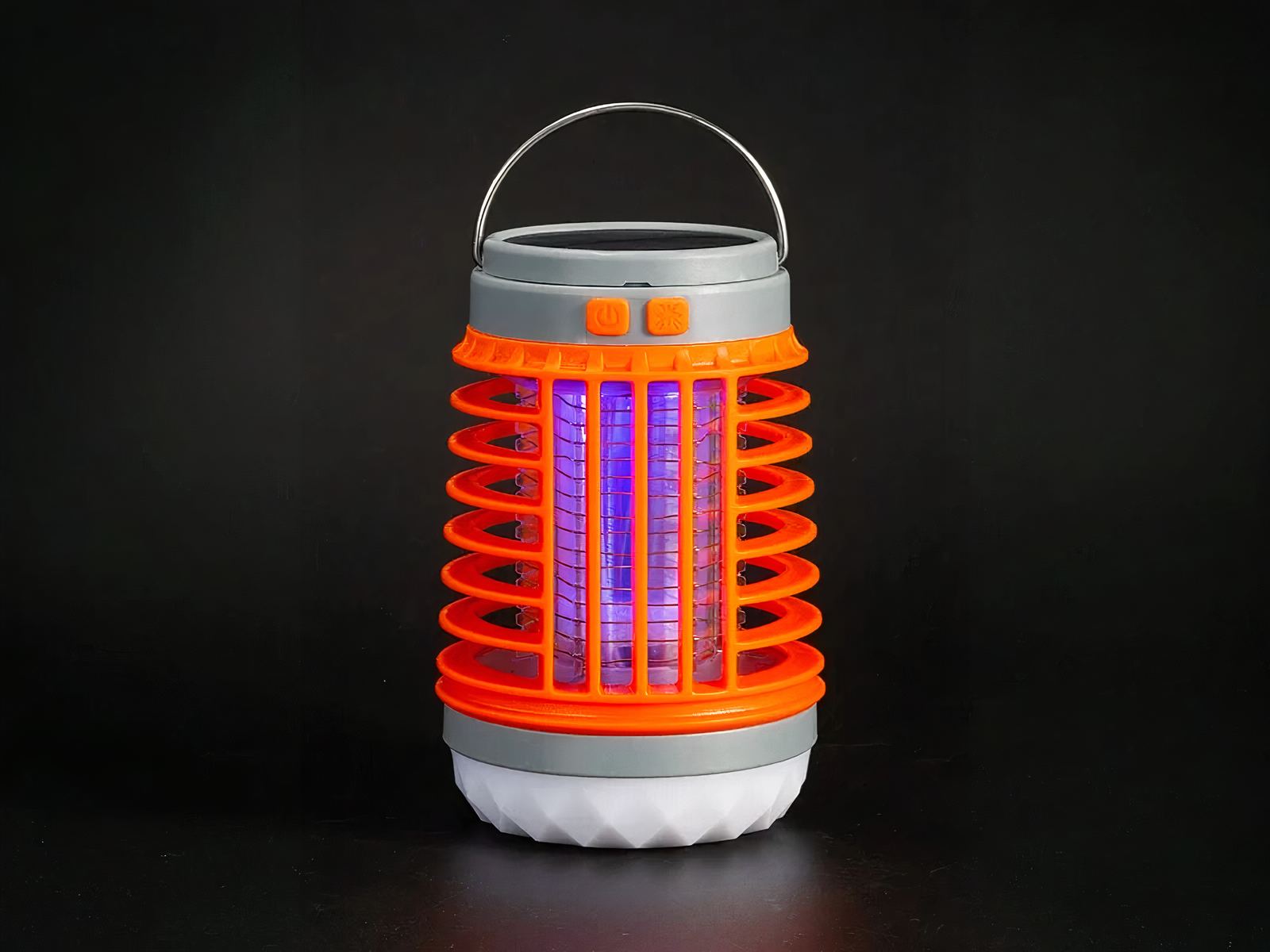 Lampe LED antimoustique étanche avec poignée intégrée orange sur fond noir