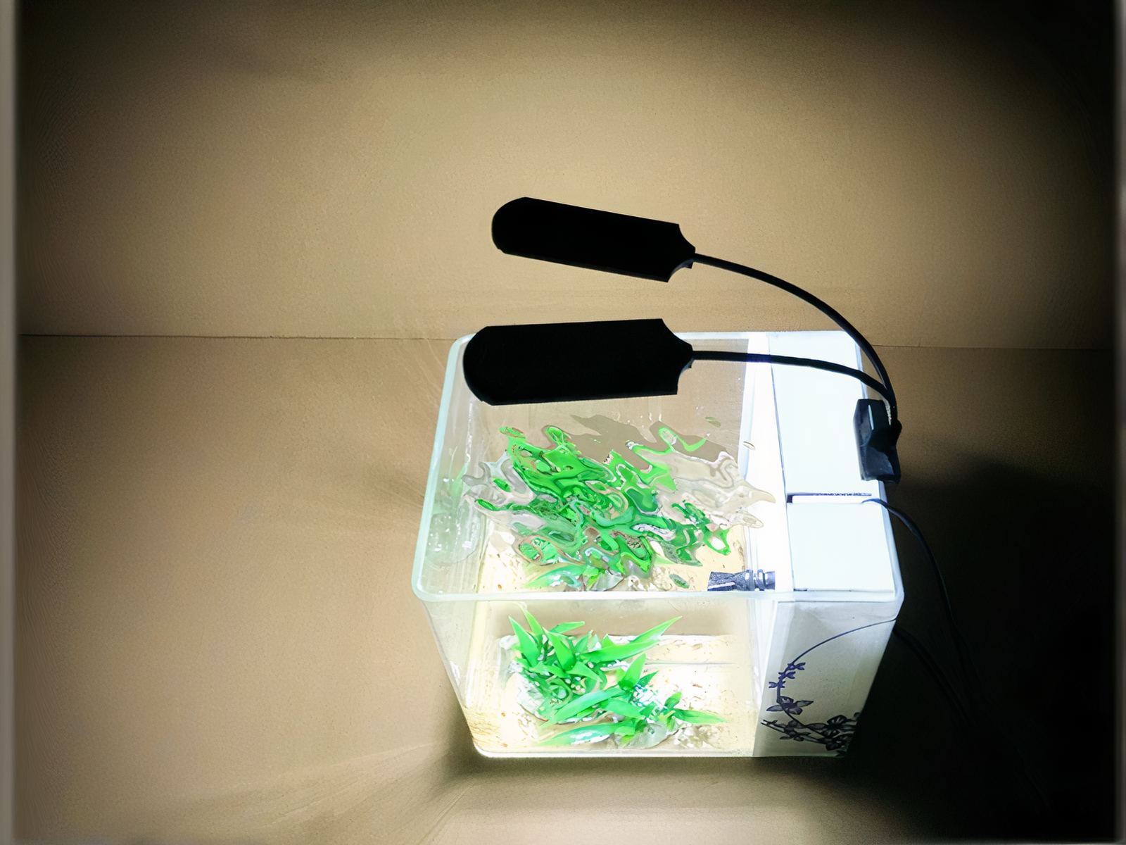 Lampe LED aquarium flexible à deux têtes installée sur un aquarium avec des plantes vertes à l'intérieur