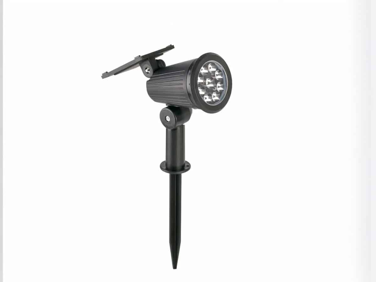 Lampe LED solaire noire style projecteur sur pied, sur un fond blanc.