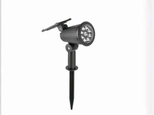 Lampe LED solaire noire style projecteur sur pied, sur un fond blanc.